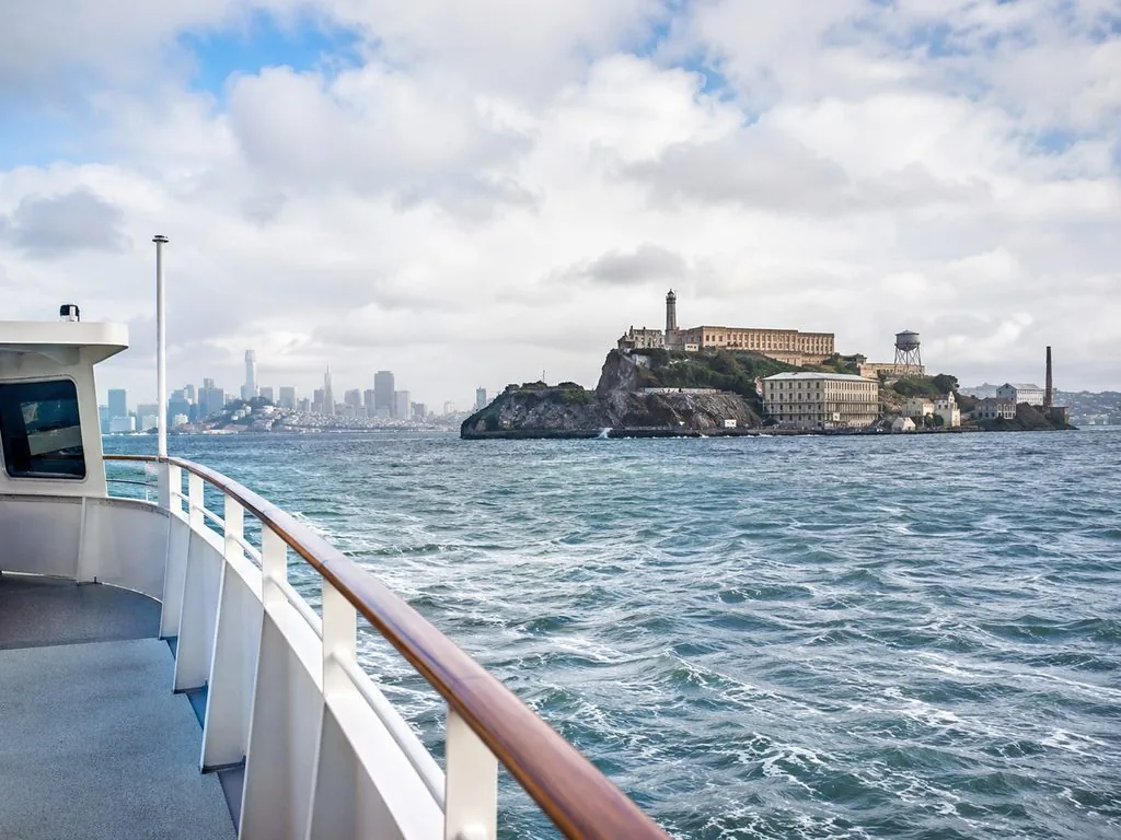 Alcatraz City Cruises Fähre bei der Überfahrt über die Bucht ab Pier 33